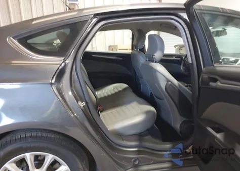 2015 Ford Fusion S z USA, uszkodzony, nr VIN 1FA6P0G75F5119947